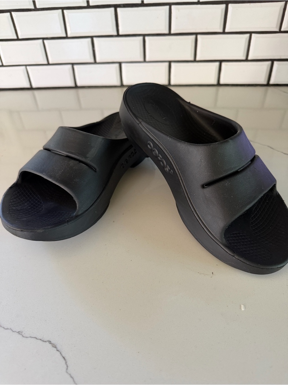OOFOS OOahh Black Recovery Sandals, LIKE NEW Women’s Sz 6/Men’s Sz 4